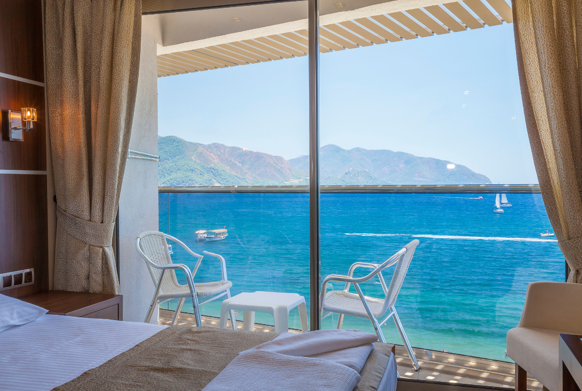Hotel dengan view terbaik — panorama laut biru dari balkon kamar resort mewah